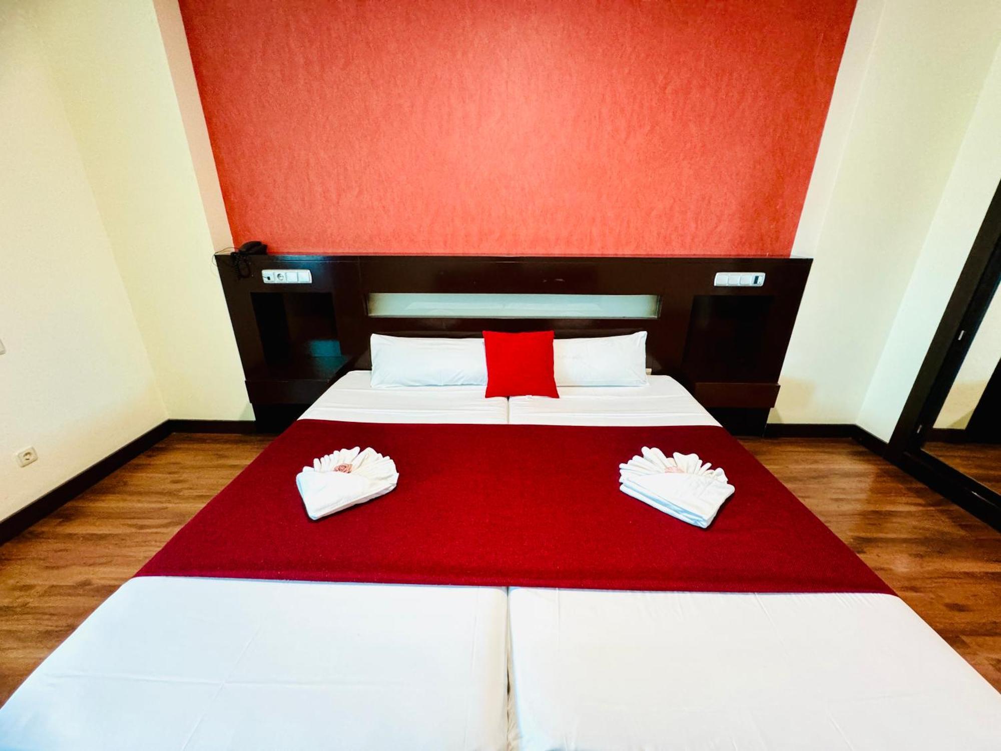 Hotel La Cantuena Parla Esterno foto